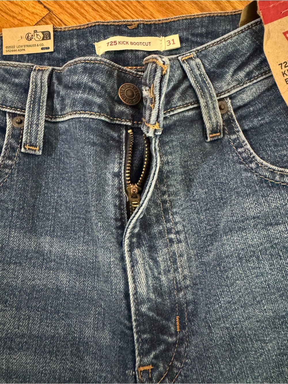 Levi’s 725 Kick Bootcut Jeans - Picture 8 of 8